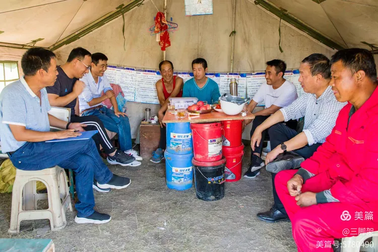 韩景峰同志通报安全检查中发现的问题领导和钻机班长一起座谈生产